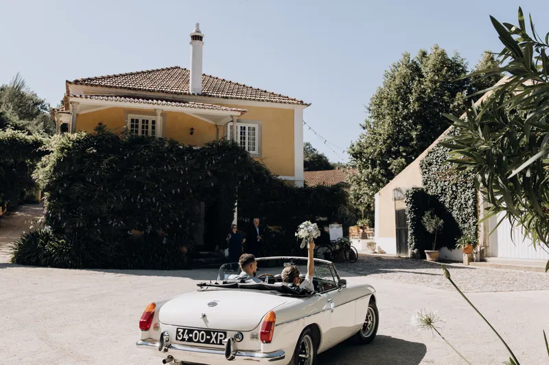 MGB Branco numa quinta portuguesa, junto a uma casa amarela