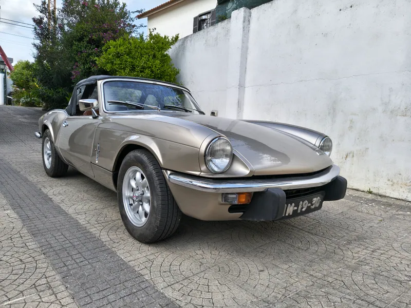 Triumph Spitfire Champanhe estacionado junto a uma fachada branca