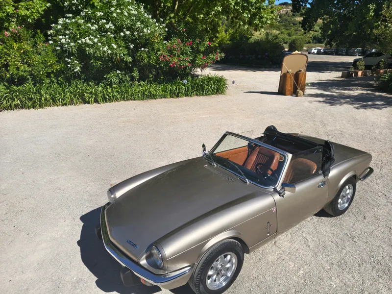 Interior e capô do Triumph Spitfire Champanhe, vistos de cima