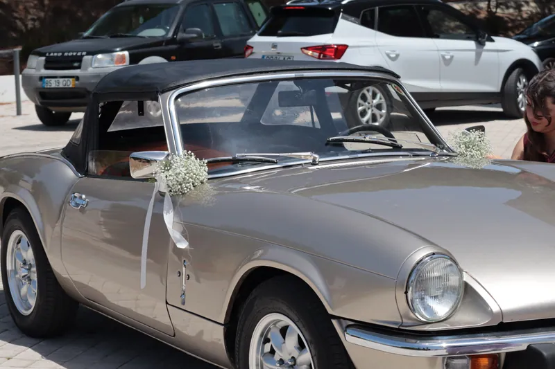 Triumph Spitfire com laços e flores, preparado para um casamento