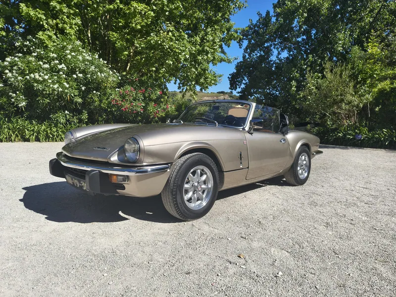 Triumph Spitfire Champanhe num jardim, visto de frente