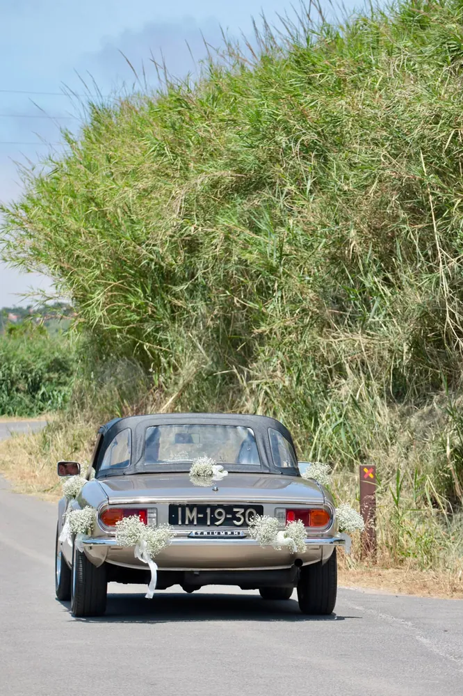 Vista traseira do Triumph Spitfire com flores de casamento